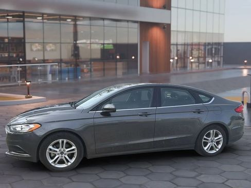 Used 2018 Ford Fusion SE w/ Fusion SE Technology Package FWD image 3