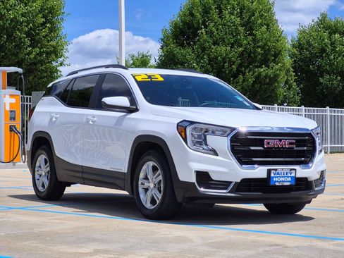 Used 2023 GMC Terrain SLE w/ Driver Convenience Package FWD image 4