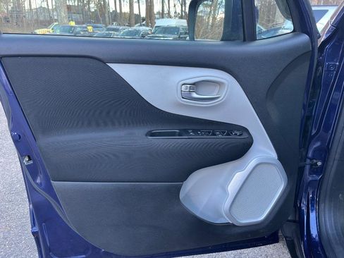 Used 2019 Jeep Renegade Latitude w/ Popular Equipment Group image 18