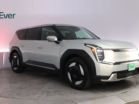 Used 2024 Kia EV9 Light Long Range RWD image 13