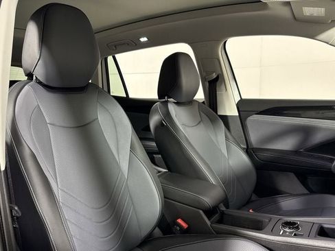 New 2025 Volkswagen Tiguan SE image 14