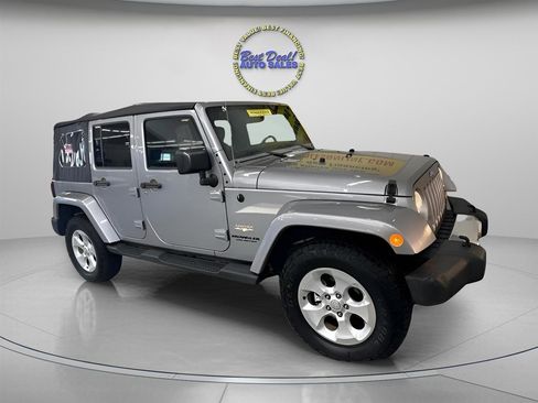 Used 2014 Jeep Wrangler Unlimited Sahara w/ Connectivity Group AWD/4WD image 7