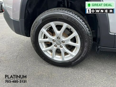 Used 2017 Jeep Cherokee Latitude FWD image 14
