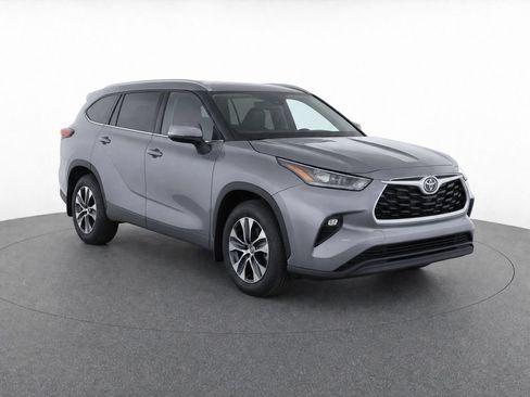 Used 2025 Toyota Highlander XLE AWD/4WD image 2