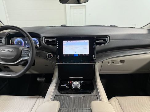 Used 2024 Jeep Wagoneer L Series II w/ Flexible Seating Group AWD/4WD image 18
