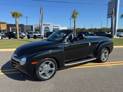 Used 2004 Chevrolet SSR w/ Preferred Equipment Group image 1