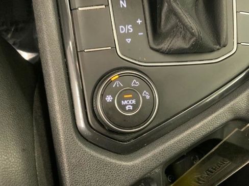 Used 2019 Volkswagen Tiguan SE AWD/4WD image 16