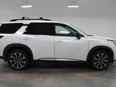 Used 2026 Nissan Pathfinder Platinum AWD/4WD image 11