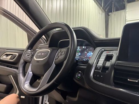 Used 2023 GMC Yukon XL SLT AWD/4WD image 13
