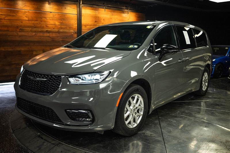 Used 2025 Chrysler Pacifica Select FWD image 2