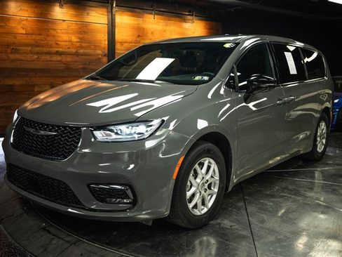 Used 2025 Chrysler Pacifica Select FWD image 2