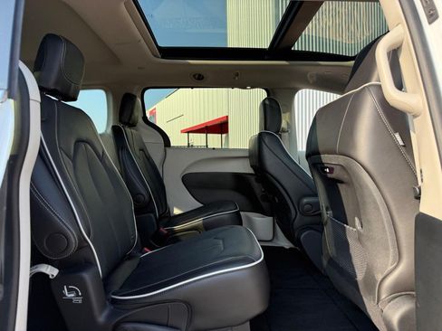 Used 2024 Chrysler Pacifica Limited FWD image 13