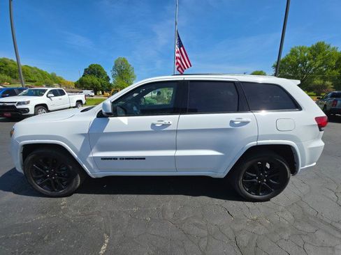 Used 2021 Jeep Grand Cherokee Laredo X AWD/4WD image 2