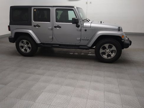 Used 2018 Jeep Wrangler Unlimited Sahara w/ Connectivity Group AWD/4WD image 11