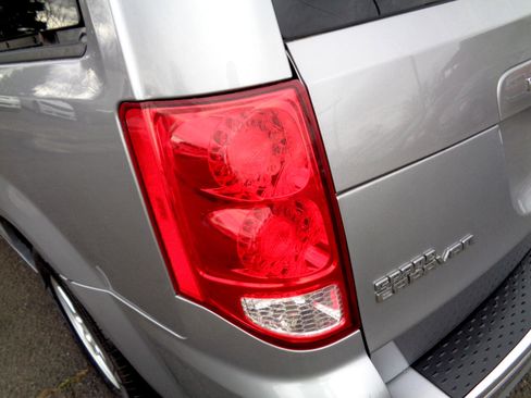 Used 2013 Dodge Grand Caravan SXT image 12