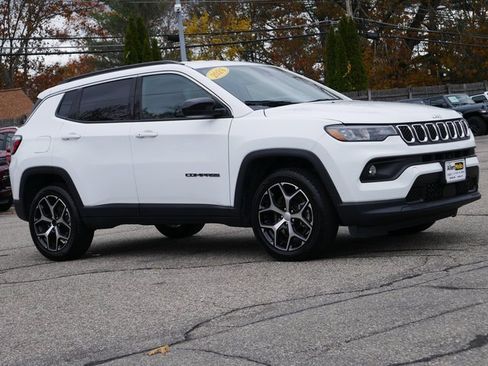 Used 2024 Jeep Compass Latitude image 8