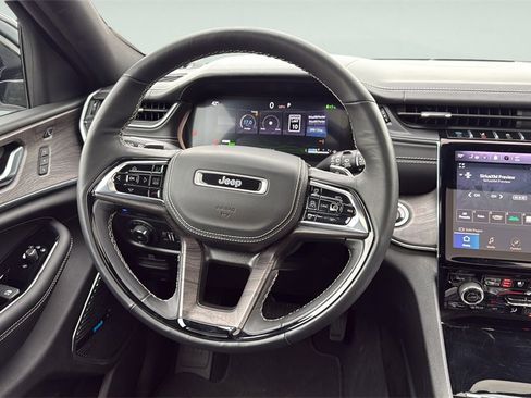 Used 2022 Jeep Grand Cherokee Overland w/ Advanced Protech Group III image 15