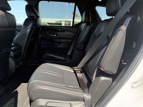 Used 2025 Honda Pilot TrailSport image 11