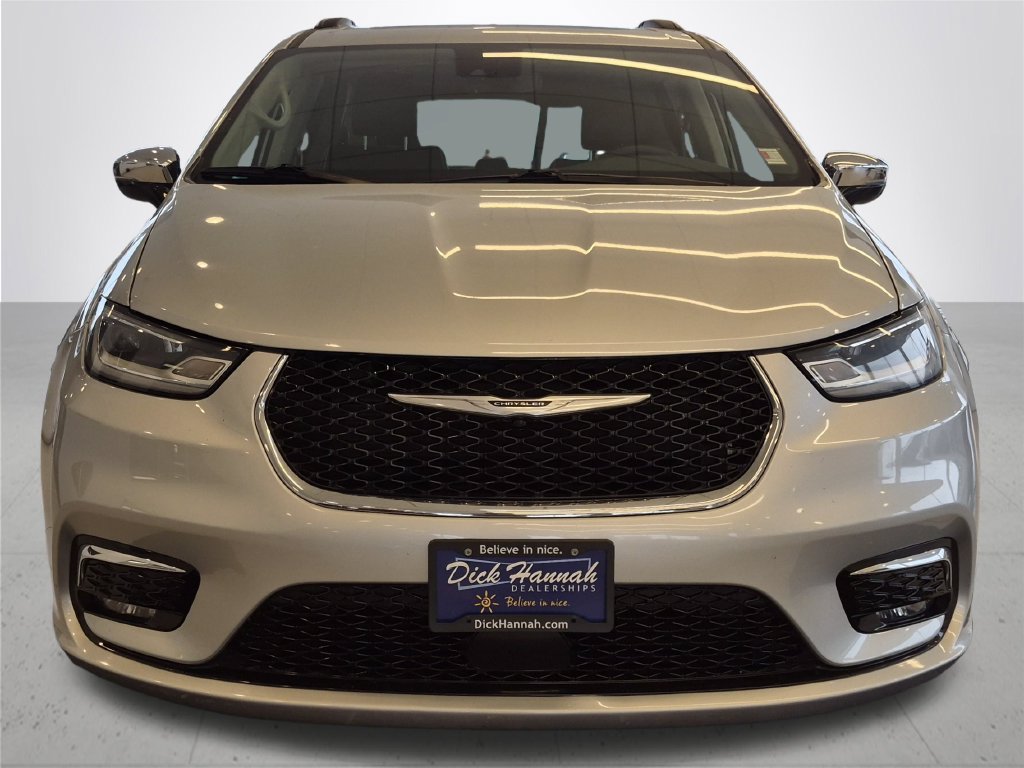 Used 2023 Chrysler Pacifica Limited FWD image 3