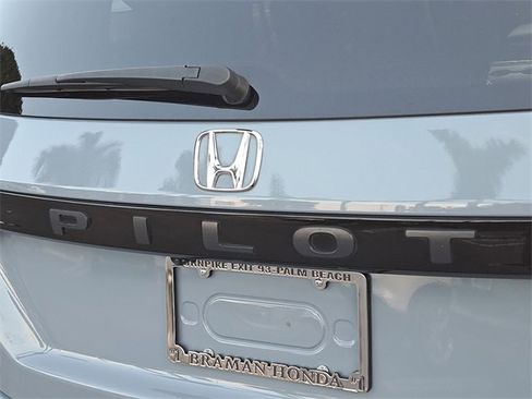 Certified 2025 Honda Pilot Black Edition image 8