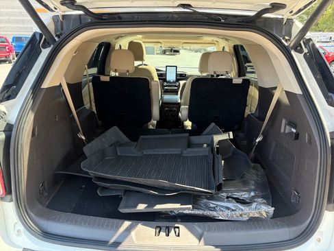 Used 2023 Ford Explorer Platinum w/ Technology Package AWD/4WD image 16