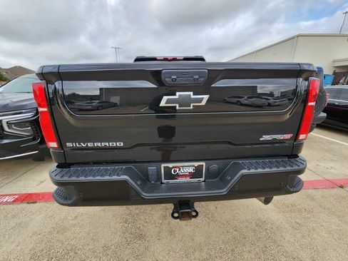 Used 2025 Chevrolet Silverado 2500 ZR2 w/ Technology Package AWD/4WD image 5