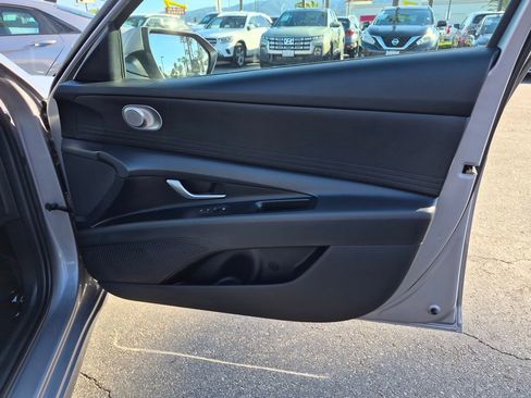 Used 2025 Hyundai Elantra SE image 31
