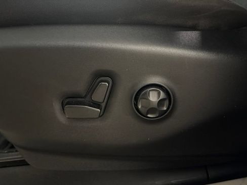 Used 2023 Chrysler Voyager LX FWD image 13