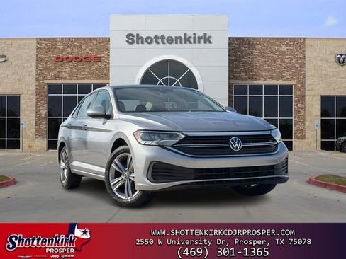 Used 2024 Volkswagen Jetta SE image 1