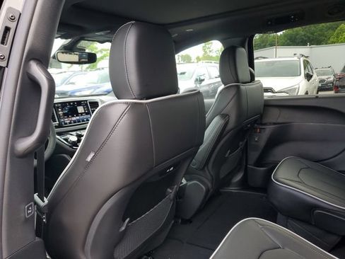 New 2027 Chrysler Pacifica Limited FWD image 12
