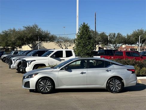Used 2024 Nissan Altima 2.5 SV image 4