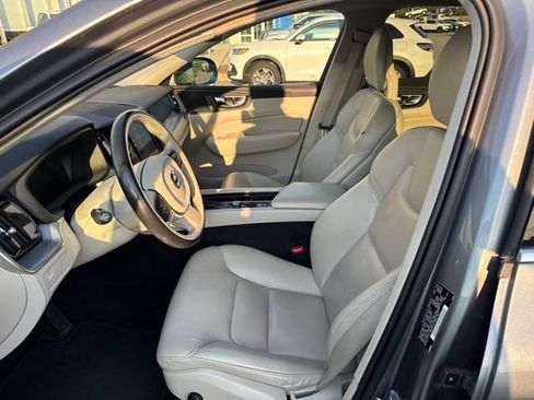 Used 2018 Volvo XC60 T6 Momentum w/ Vision Package AWD/4WD image 6