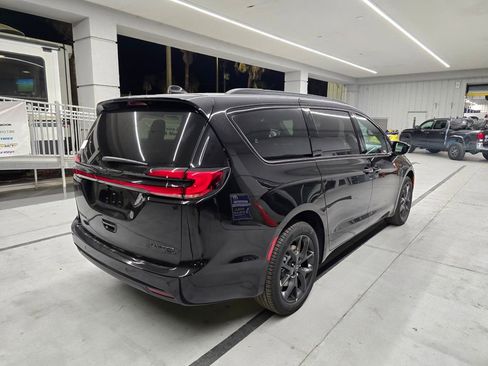New 2026 Chrysler Pacifica Limited w/ S Appearance Package AWD/4WD image 6