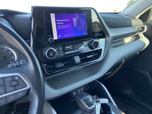 Used 2023 Toyota Highlander LE FWD image 37