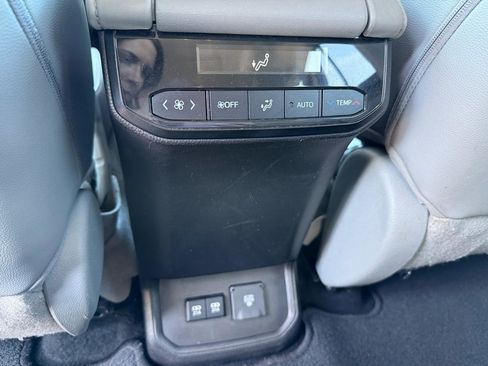 Used 2021 Toyota Highlander Limited image 13