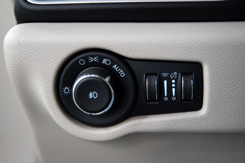 Used 2024 Chrysler Pacifica Touring-L FWD image 21