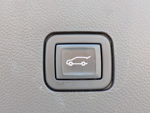Used 2023 Chevrolet Traverse Premier FWD image 8