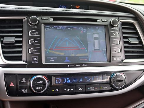 Used 2019 Toyota Highlander Limited Platinum w/ Carpet Mat Package (TMS) AWD/4WD image 23