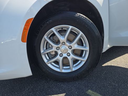 Used 2020 Chrysler Pacifica Touring image 28