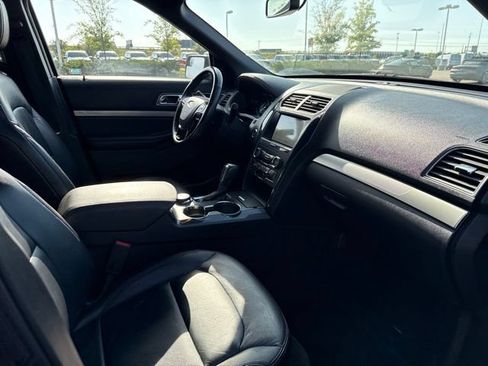 Used 2018 Ford Explorer XLT w/ Equipment Group 202A AWD/4WD image 9