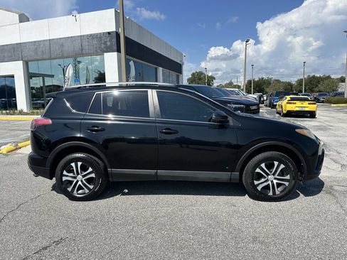 Used 2018 Toyota RAV4 LE FWD image 3