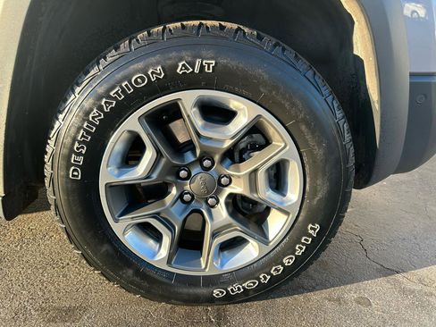 Used 2019 Jeep Cherokee Trailhawk image 32