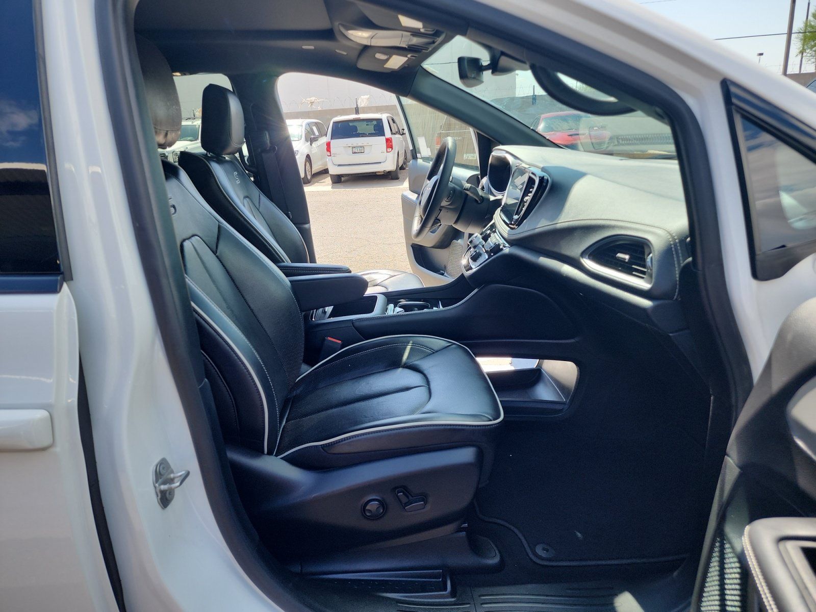Used 2023 Chrysler Pacifica Limited w/ S Appearance Package FWD image 26