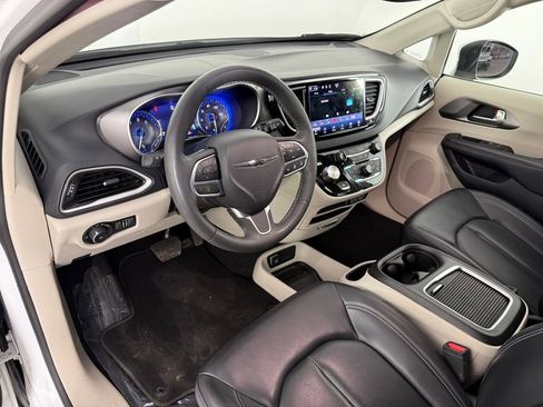 Used 2023 Chrysler Pacifica Touring-L FWD image 27