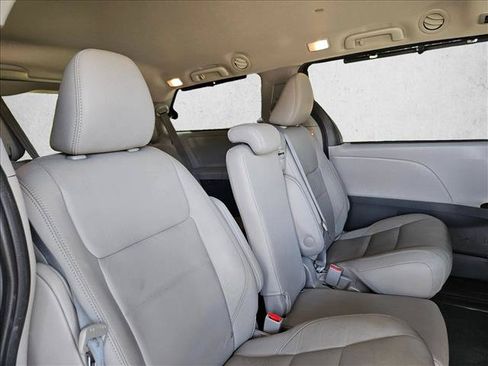 Used 2020 Toyota Sienna XLE FWD image 18