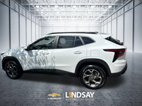 Used 2025 Chevrolet Trax LT FWD image 16