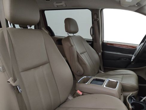 Used 2016 Chrysler Town & Country Touring FWD image 21