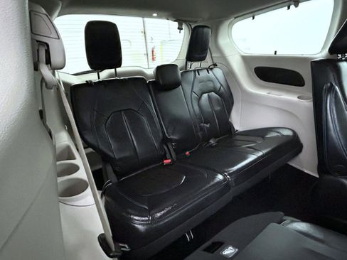 Used 2021 Chrysler Pacifica Touring-L image 18