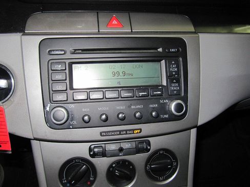 Used 2006 Volkswagen Passat Value Edition FWD image 15
