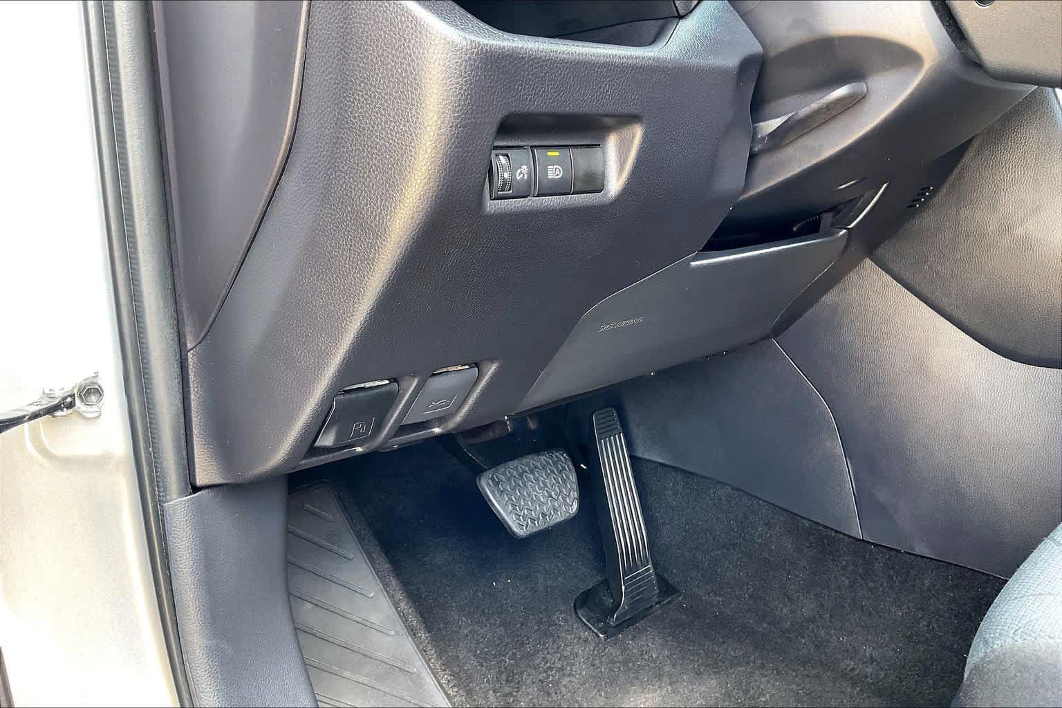 Used 2025 Toyota RAV4 XLE FWD image 30